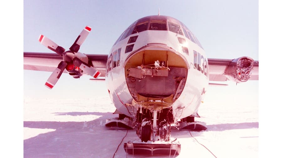 عملية إنقاذ تعيد الحياة لحطام طائرة مدفون في الجليد إلى التحليق من جديد 