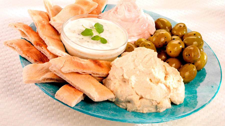 10 أطباق صحيّة وشهية من المطبخ اليوناني. ستغير رأيك حتماً في تجربة الطعام اليوناني