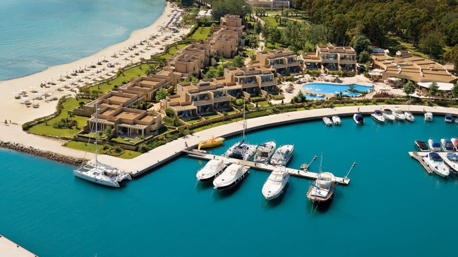 أفخم 10 فنادق مطلة على البحر في اليونان 