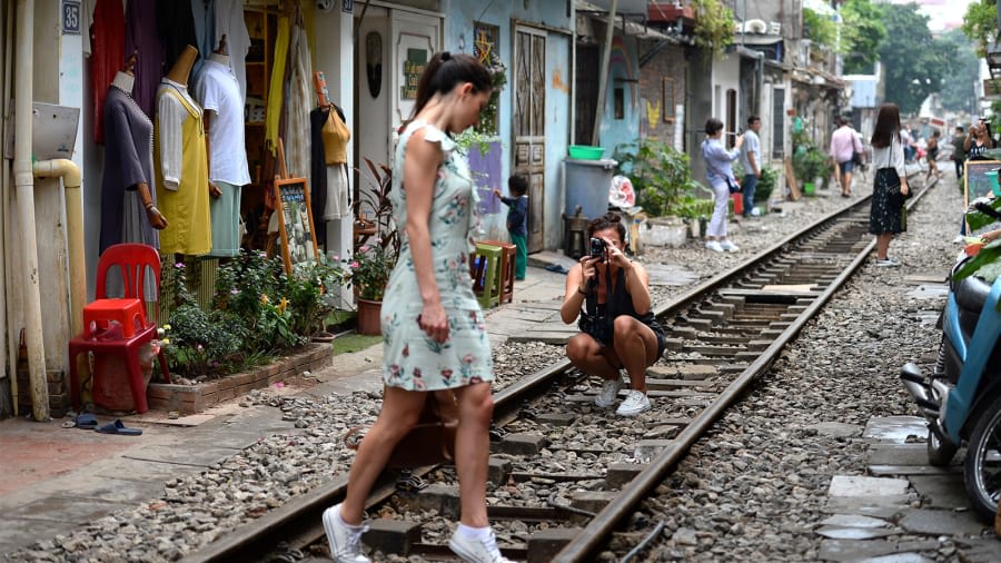 في فيتنام.. مدينة هانوي تخطط لإغلاق مقاهي "شارع القطار" الشهير