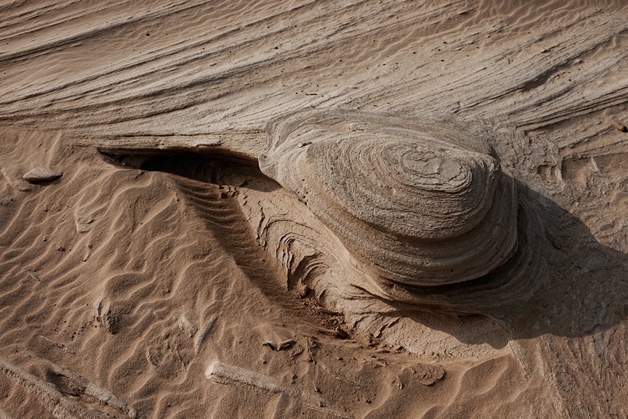 كثبان الوثبة الأحفورية في أبوظبي.. لوحة فنية تثير الدهشة في قلب الصحراء