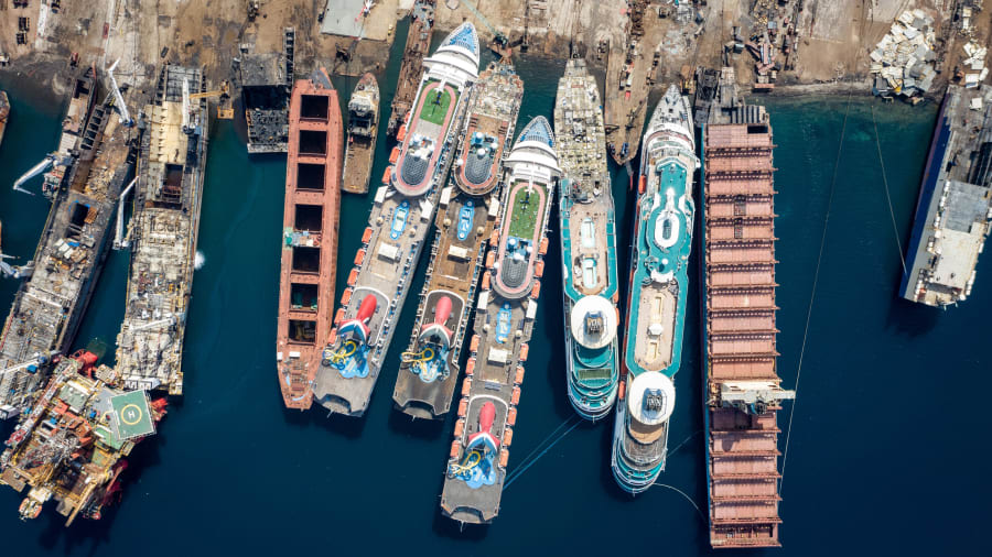 صور جوية تعكس واقعاً مريراً للسفن السياحية بظل كورونا 