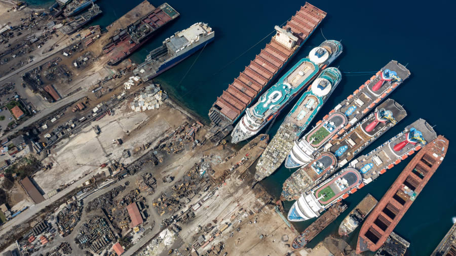 صور جوية تعكس واقعاً مريراً للسفن السياحية بظل كورونا 
