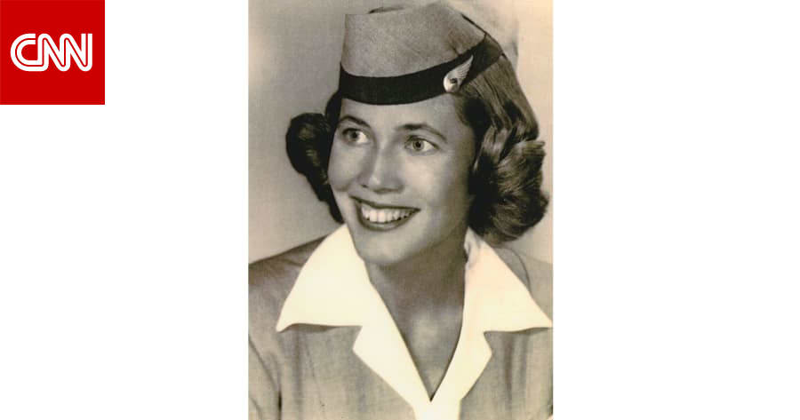 مضيفة طيران في الـ93 من عمرها تروي قصص الصور النادرة لأحد ...