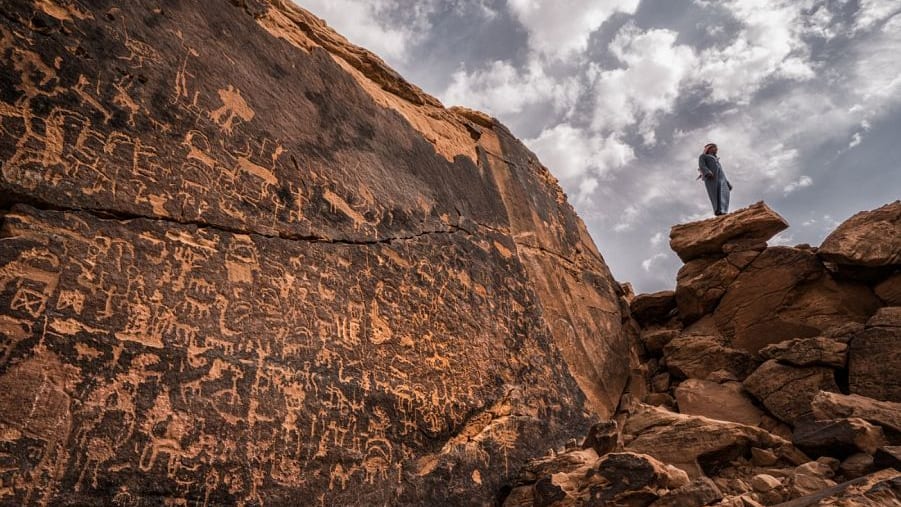 في حلتها الخضراء.. مصور سعودي يرصد جبال "رجال ألمع" الشاهقة