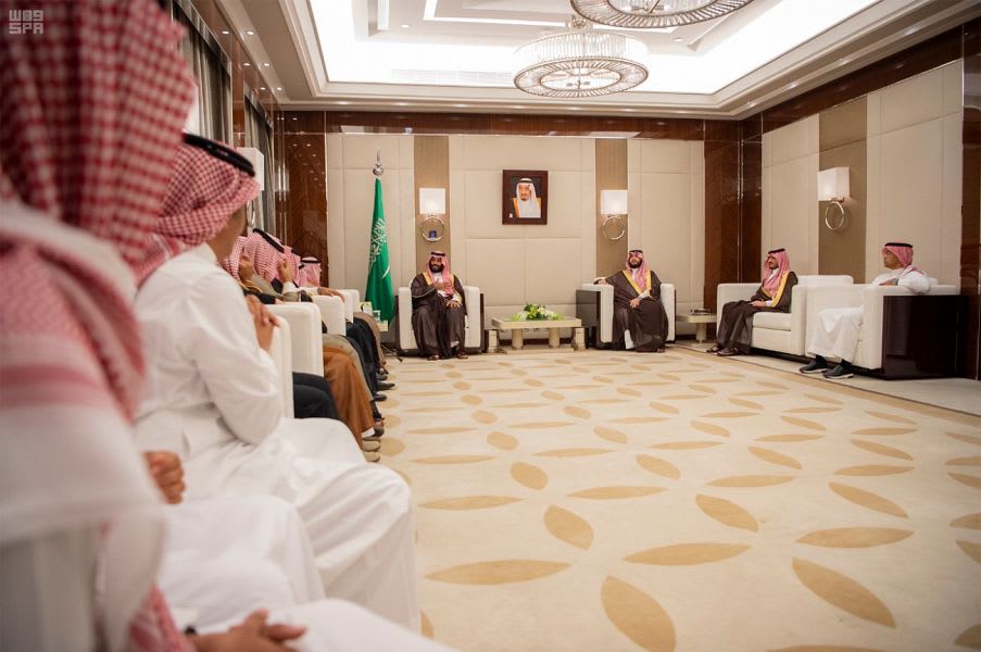 محمد بن سلمان يستقبل أسرة حارس العاهل السعودي القتيل