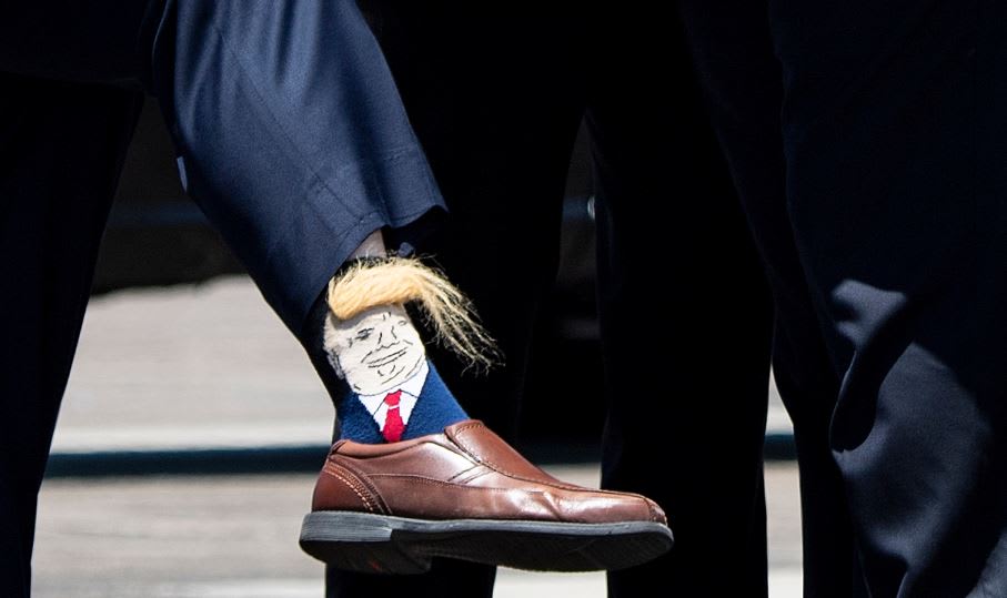 حاكم لويزيانا يرحب بترامب وهو يرتدي جوارب تحمل وجه الرئيس الأمريكي
