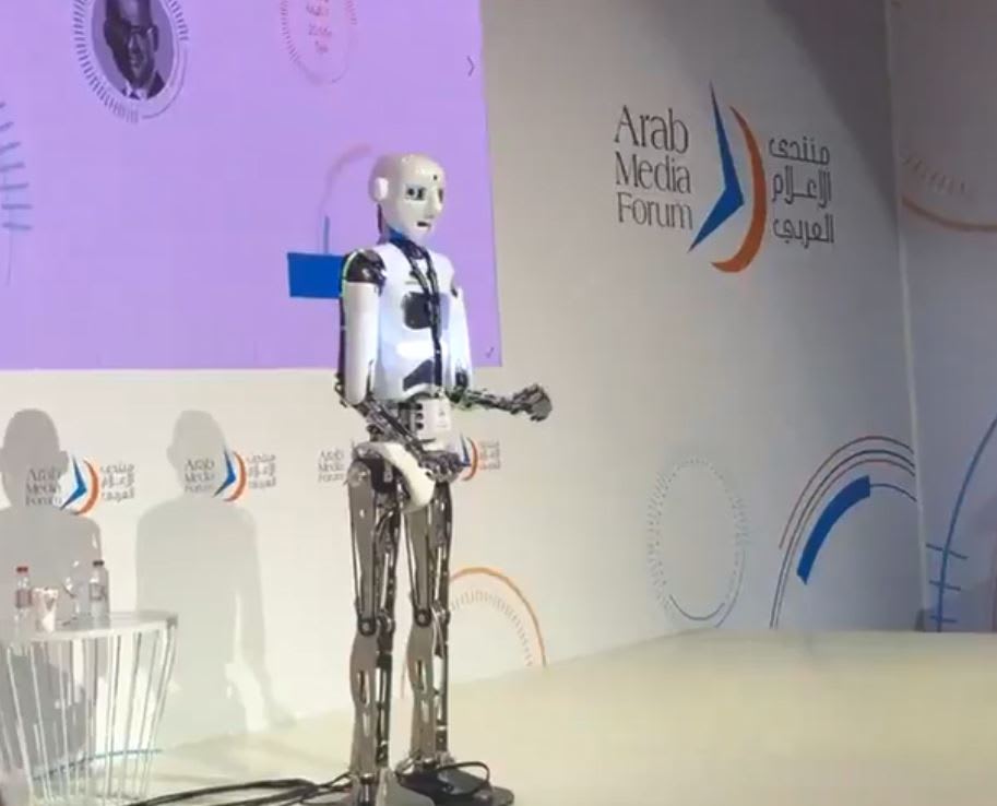 روبوت يقدم نفسه للجمهور كالنسخة "الأحلى والأمثل" من هذا المذيع العربي