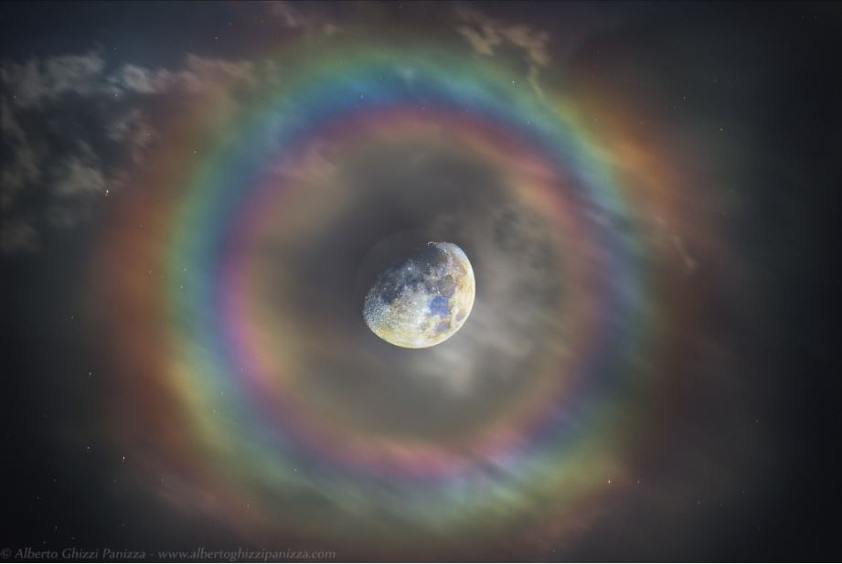 هالة ملونة ساحرة حول القمر.. مصور إيطالي يوثق ظاهرة "لونار كورونا" من شرفة منزله