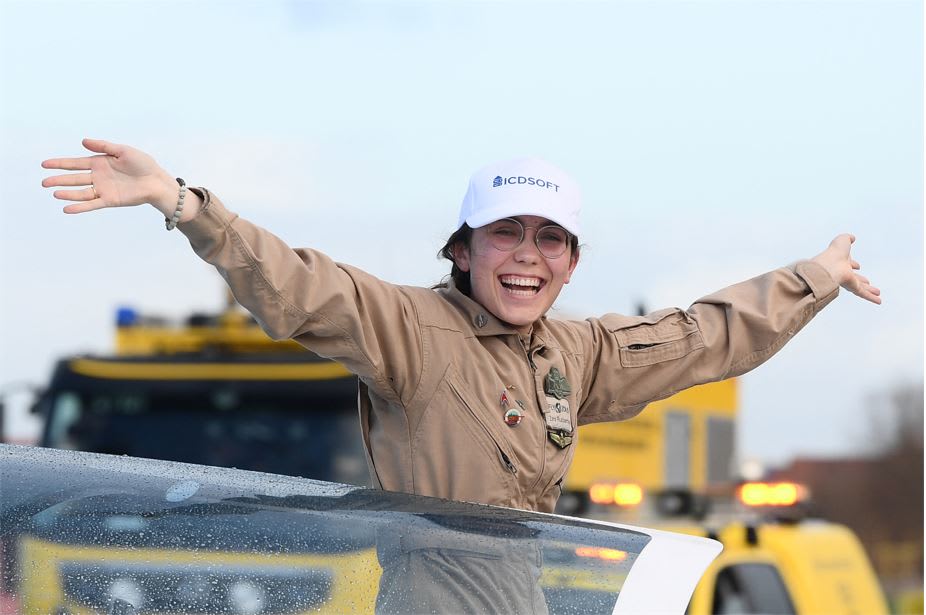 المراهقة زارا رذرفورد تصبح أصغر امرأة تطير بمفردها حول العالم