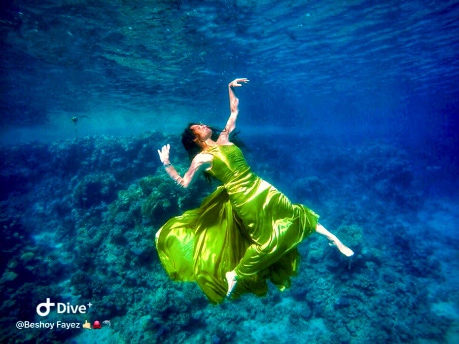 بأعماق البحر الأحمر..أول عرض أزياء تحت الماء في مصر يثير الذهول