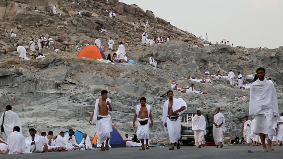 مشاهد للحجاج في السعودية بجمعة يوم عرفة