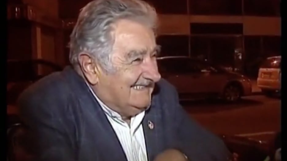 أفقر رئيس في العالم يقطع حوارا تلفزيونيا ويمنح 100 دولار لمتسول