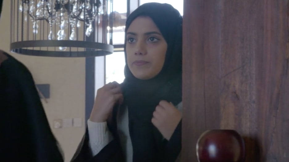"أنا وعباءتي" .. قصة شابة إماراتية مع الحجاب والعباءة