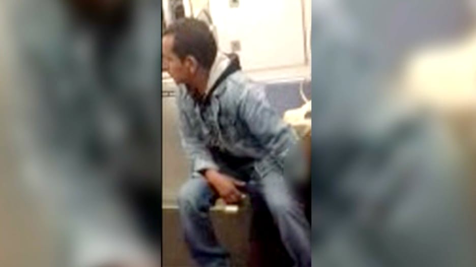رجل يتحرش بفتاة نائمة في مترو الأنفاق