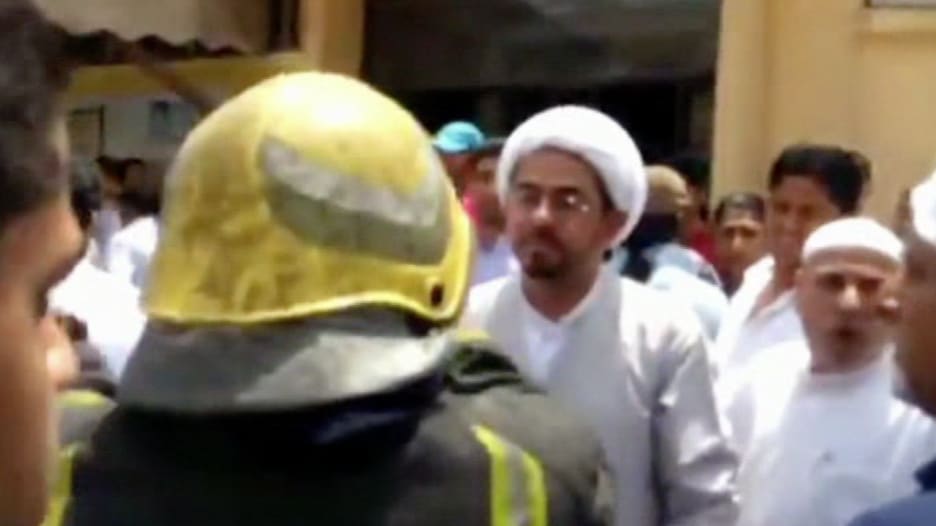 بالفيديو.. لقطات أولية من موقع الانفجار في مسجد بالقطيف شرق السعودية