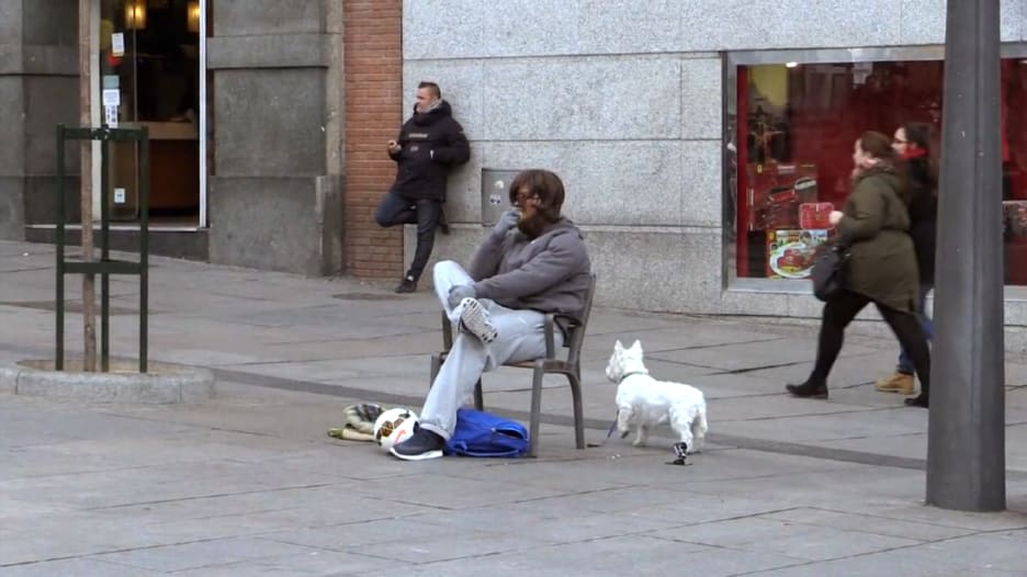 بالفيديو.. كريستيانو رونالدو "يتسول" في شوارع مدريد
