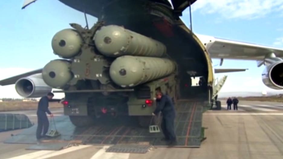 بالفيديو.. وصول صواريخ "إس 400" الروسية إلى سوريا بعد إسقاط تركيا لطائرة "سوخوي 24"