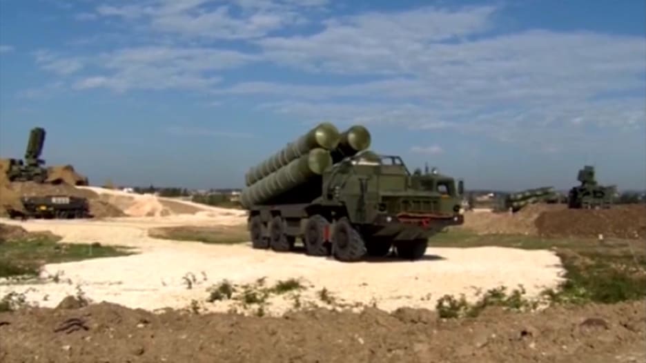 بالفيديو.. انشغال أمريكا بمنظومة صواريخ S-400 الروسية بسوريا