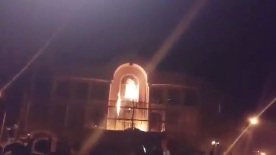 شاهد.. حريق بسفارة السعودية بإيران بعد احتجاجات على إعدام نمر النمر