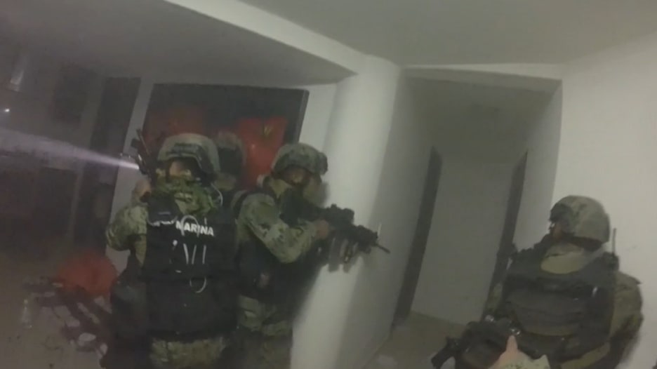 فيديو جديد يظهر اللحظات الأخيرة من مداهمة القوات المكسيكية لمخبأ "إل تشابو" 