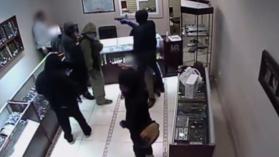 بالفيديو: سطو مسلح على متجر مجوهرات داخل مركز تسوق