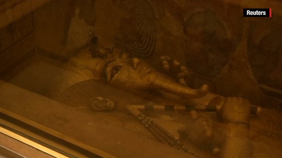 بالفيديو: خبراء يكتشفون حجرة سرية وراء قبر توت عنخ أمون.. هل تتكشف أسرار جديدة؟