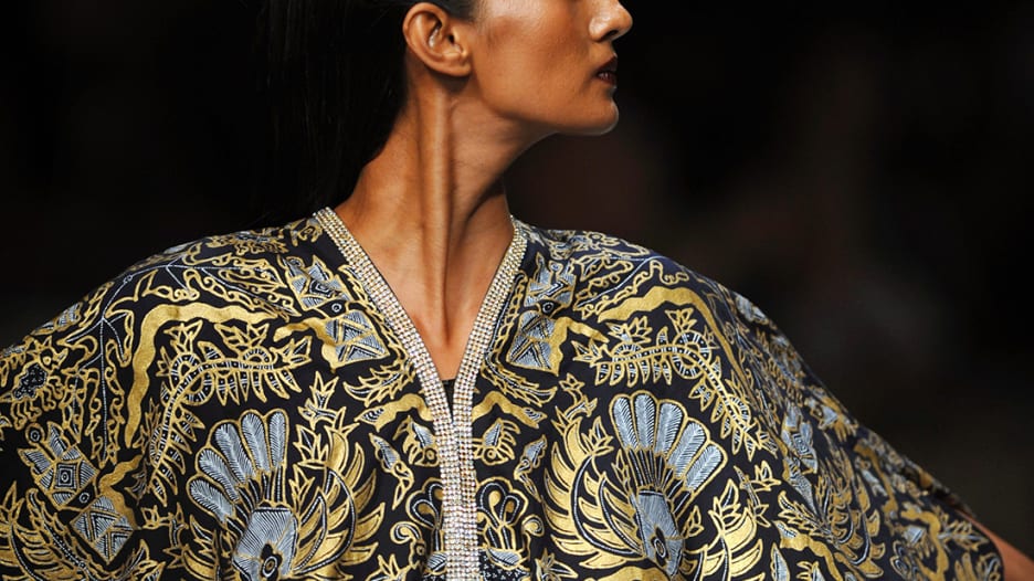 ما هو “الباتيك” الإندونيسي وكيف تحولت لوحاته من ملابس السلاطين إلى ثياب شعبية؟