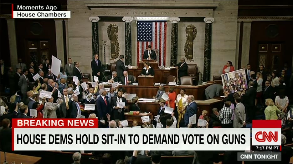 شاهد: اعتصام تاريخي للحزب الديمقراطي داخل قاعة مجلس النواب