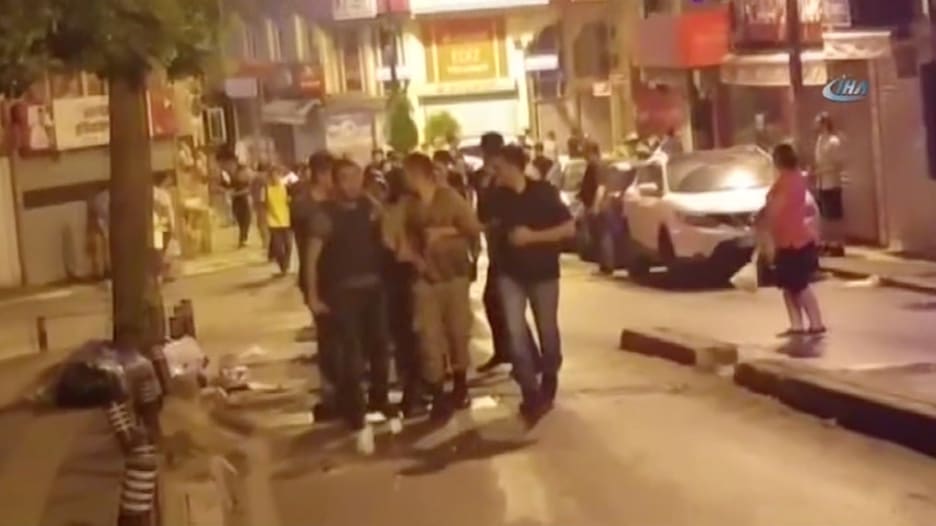 بالفيديو: قوات أمن تركية تعتقل جنودا من الجيش شاركوا في محاولة الانقلاب