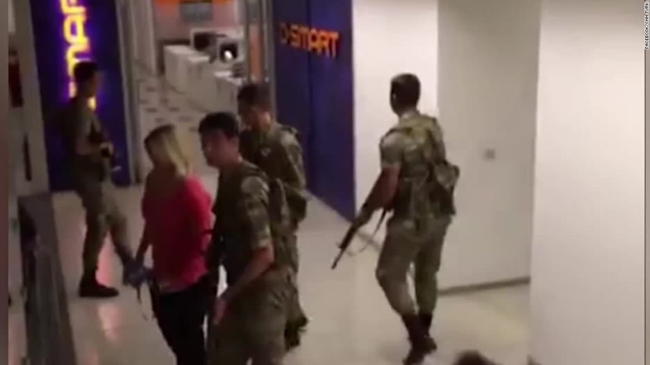 شاهد.. لحظة اقتحام جنود أتراك لمقر "CNN Turk" بأنقرة