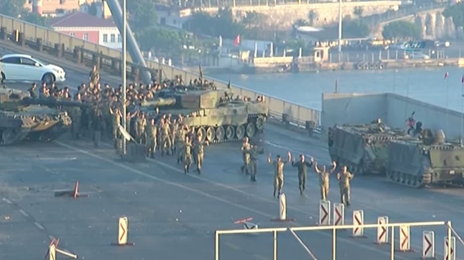 شاهد.. لحظة استسلام جنود أتراك شاركوا في محاولة الانقلاب على جسر البسفور