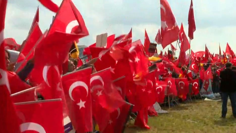 آلاف من أنصار أردوغان يتظاهرون في ألمانيا ضد محاولة الانقلاب