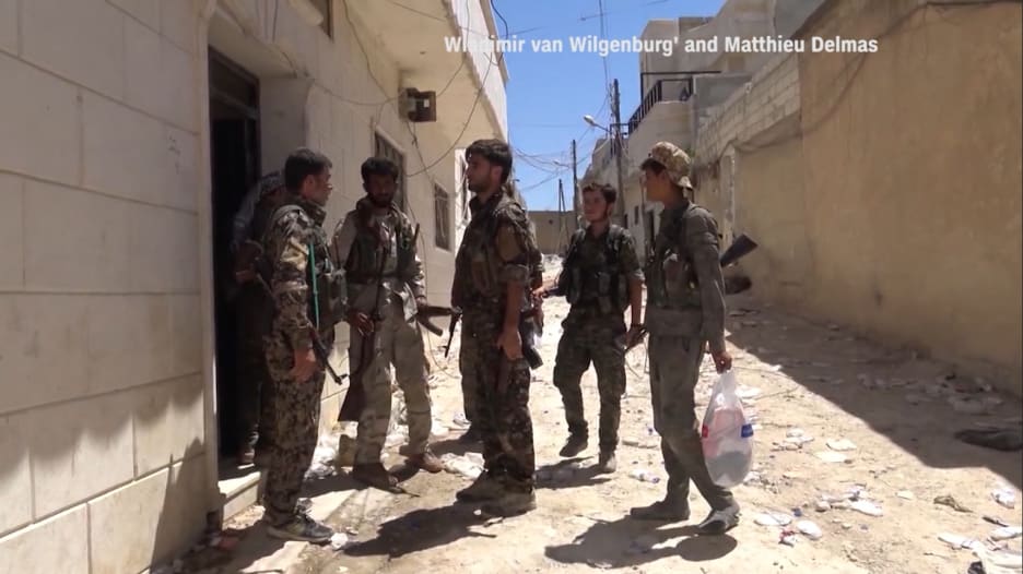 قوات سوريا الديمقراطية تطرد داعش من منبج ونساء يحرقن العباءات