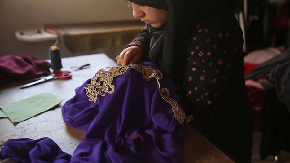 الأناقة والجمال الفلسطيني تبرزهما مصممة الأزياء نرمين الدمياطي في معرضها الصغير