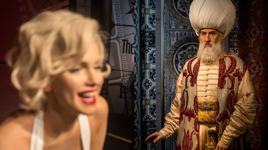 مارلين مونرو والسلطان سليمان القانوني يجتمعان في تركيا.. والسبب