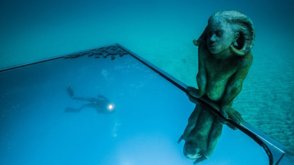 تماثيل تبدو كالأشباح في أول متحف مائي بأوروبا