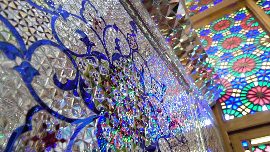 "الضوء المقدس" في شاه جراغ الإيرانية.. إبهار بصري بنفحة دينية