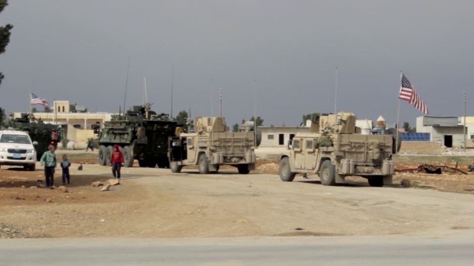 شاهد.. عربات عسكرية ترفع علم أمريكا تجوب شوارع منبج بسوريا