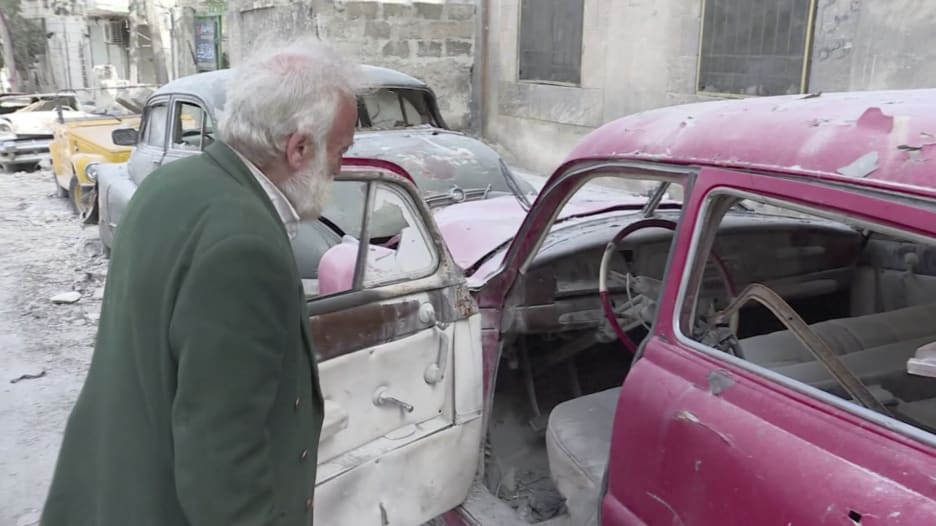 سوري يحلم بإصلاح سيارات كلاسيكية دمرتها الحرب