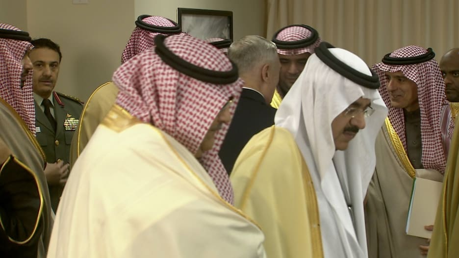 شاهد.. وزير دفاع أمريكا لعادل الجبير: من الجيد رؤيتك حيا الإيرانيون حاولوا قتلك