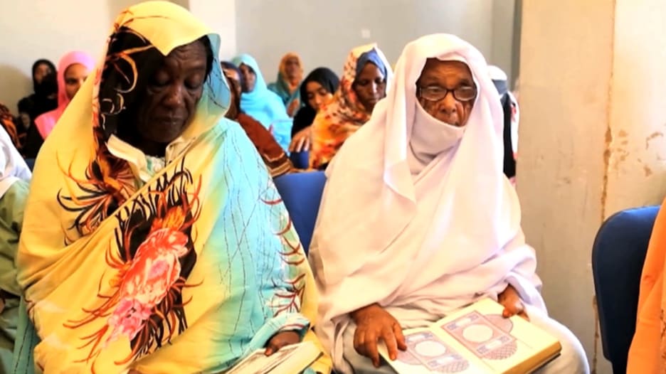 شاهد "بت المنى".. سودانية في الـ75 من عمرها تهزم الأمية وتحفظ القرآن