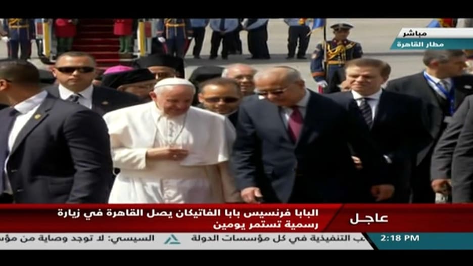 بابا الفاتيكان يصل مصر في أول زيارة رسمية له