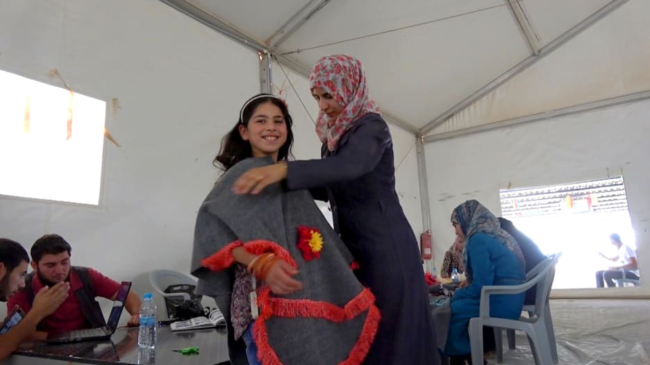 اللاجئات في مخيم الزعتري يتحولن لعارضات أزياء