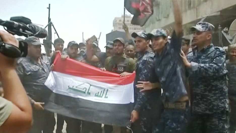 شاهد.. احتفالات الجيش العراقي وسط أنباء "تحرير" الموصل
