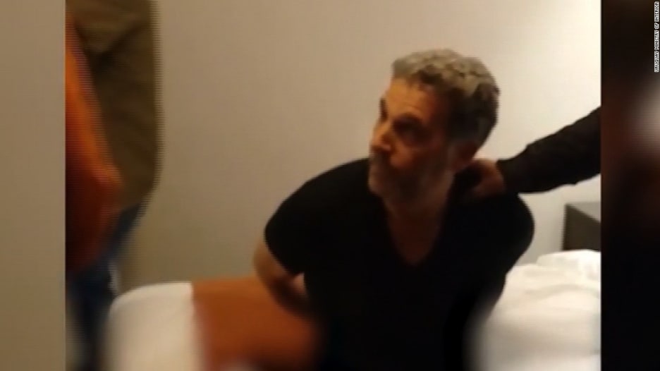 شاهد.. لحظة القبض على رجل مافيا بعد هروبه لأكثر من 20 عاماً