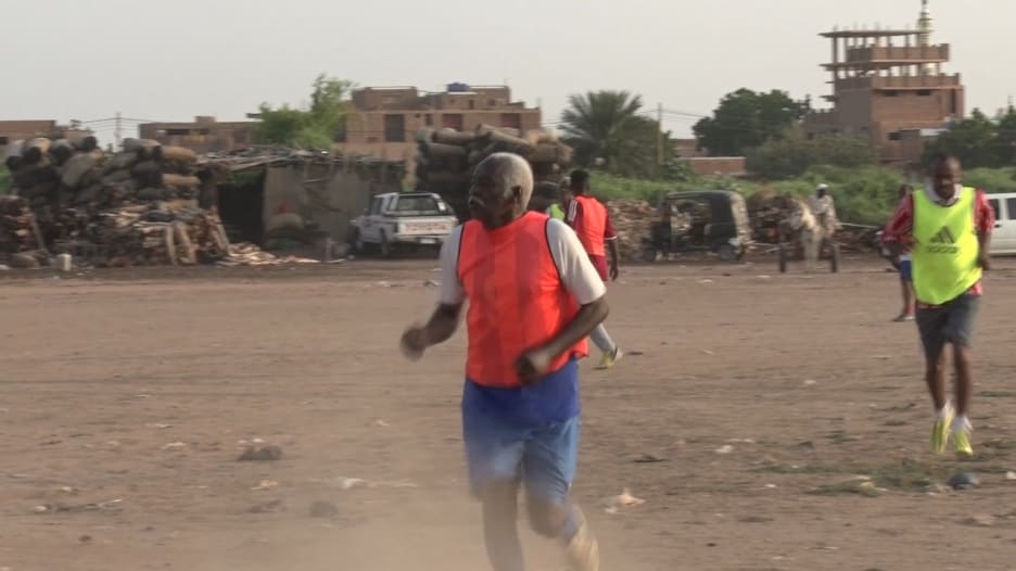 بالفيديو: "العم محمد" السوداني.. 85 عاما ومازال يلعب كرة القدم