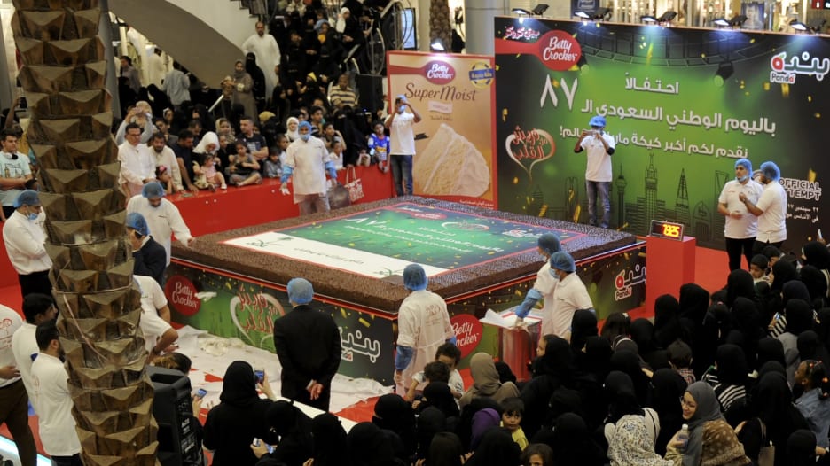جدة تحتفل باليوم الوطني الـ87 بأكبر كعكة رخامية بالعالم
