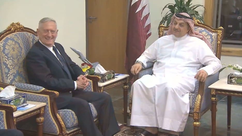 وزير الدفاع الأمريكي يلتقي أمير قطر والعطية في قاعدة العديد