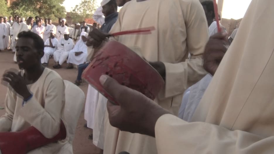 تقليد "البطان" السوداني.. العريس يجلد أقاربه بالكرباج ليلة الدخلة